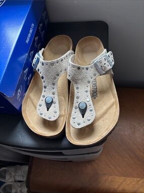 Birkenstock Suede Gizeh Sandals in Light Taupe with Rivet Border!!